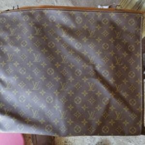 Vintage Louis Vuitton toiletry bag. Bag is in excellent condition